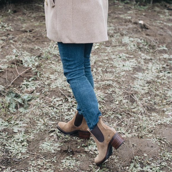 $399 Frye Sabrina Chelsea Vintage Tan/Taupe Leather Pull On Heeled Ankle Boot - Picture 5 of 16